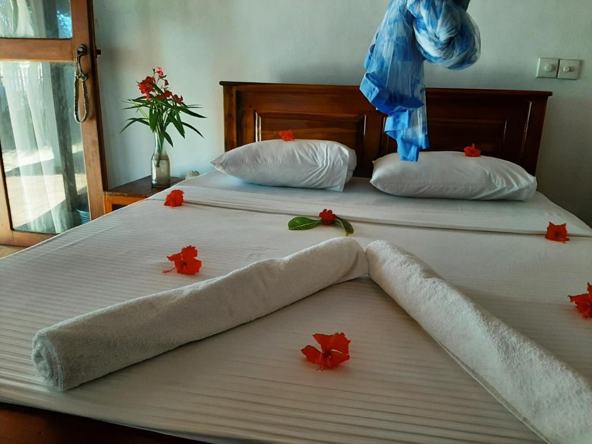 Lobster Beach Hotel Tangalle Buitenkant foto