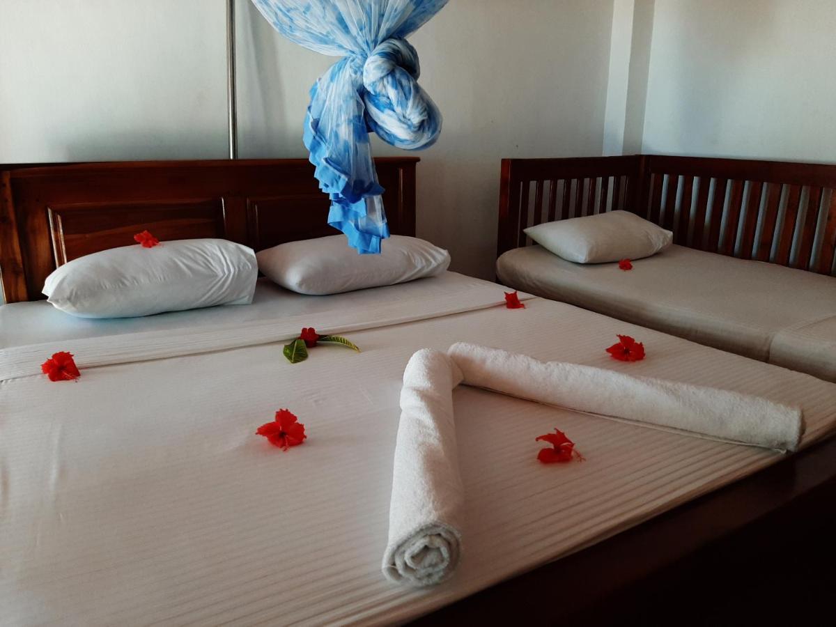 Lobster Beach Hotel Tangalle Buitenkant foto