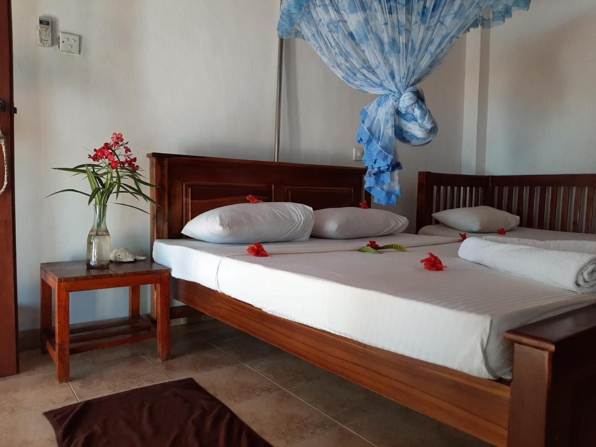 Lobster Beach Hotel Tangalle Buitenkant foto