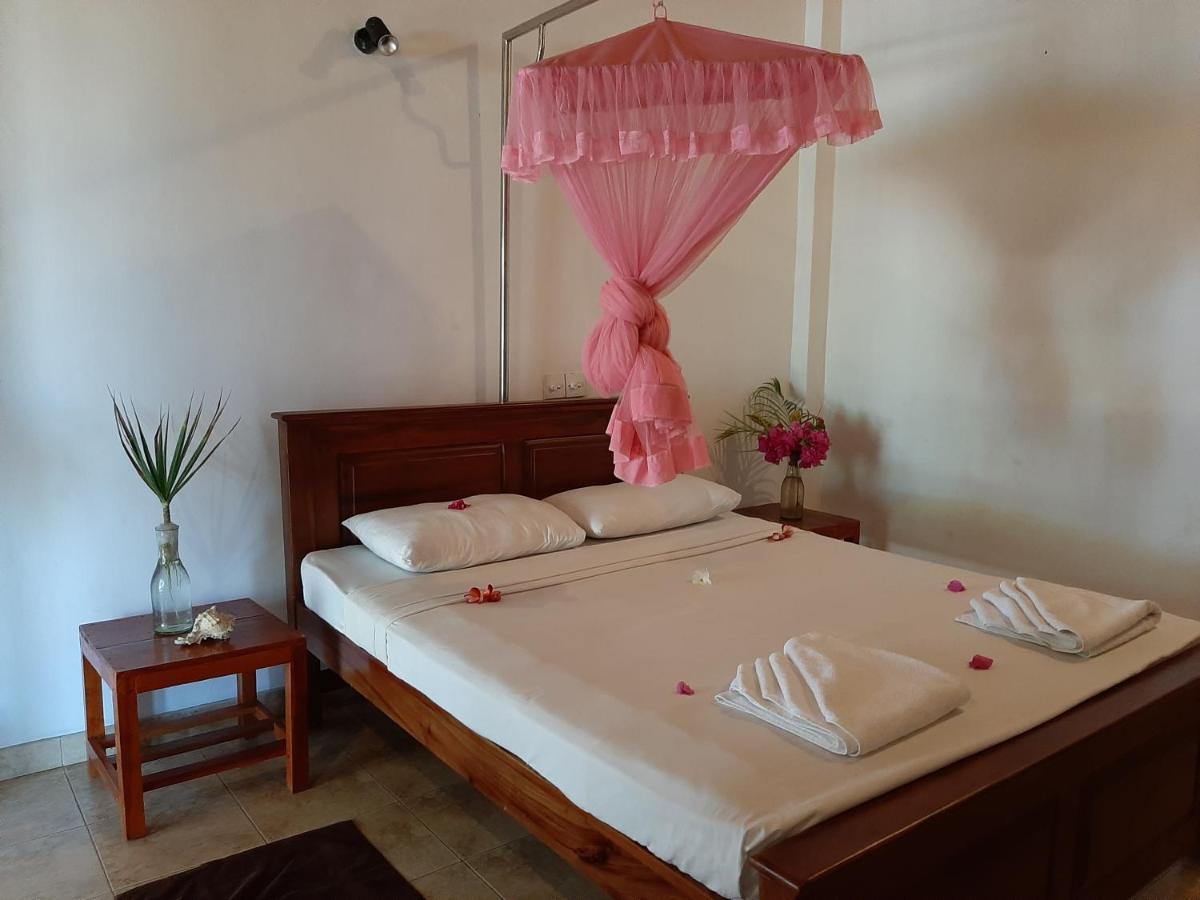 Lobster Beach Hotel Tangalle Buitenkant foto