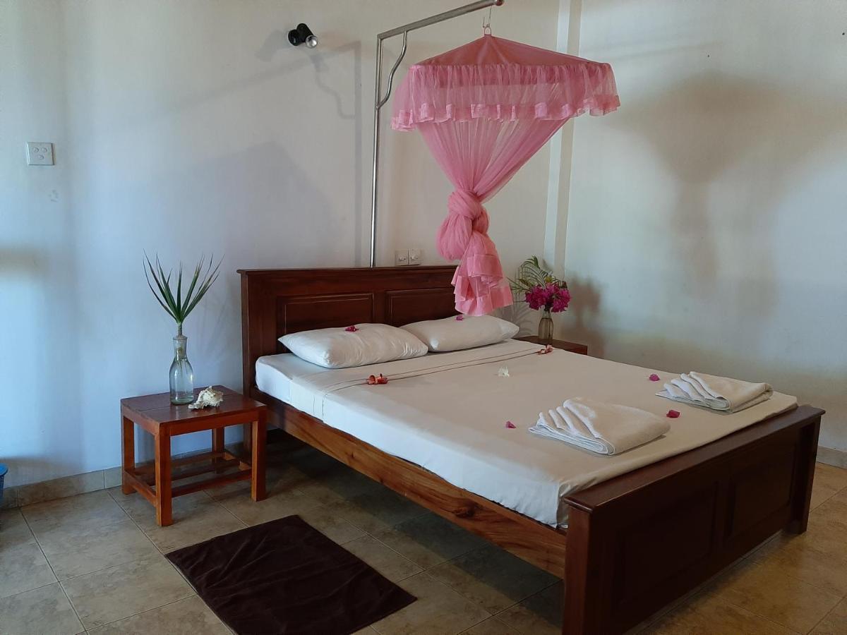Lobster Beach Hotel Tangalle Buitenkant foto