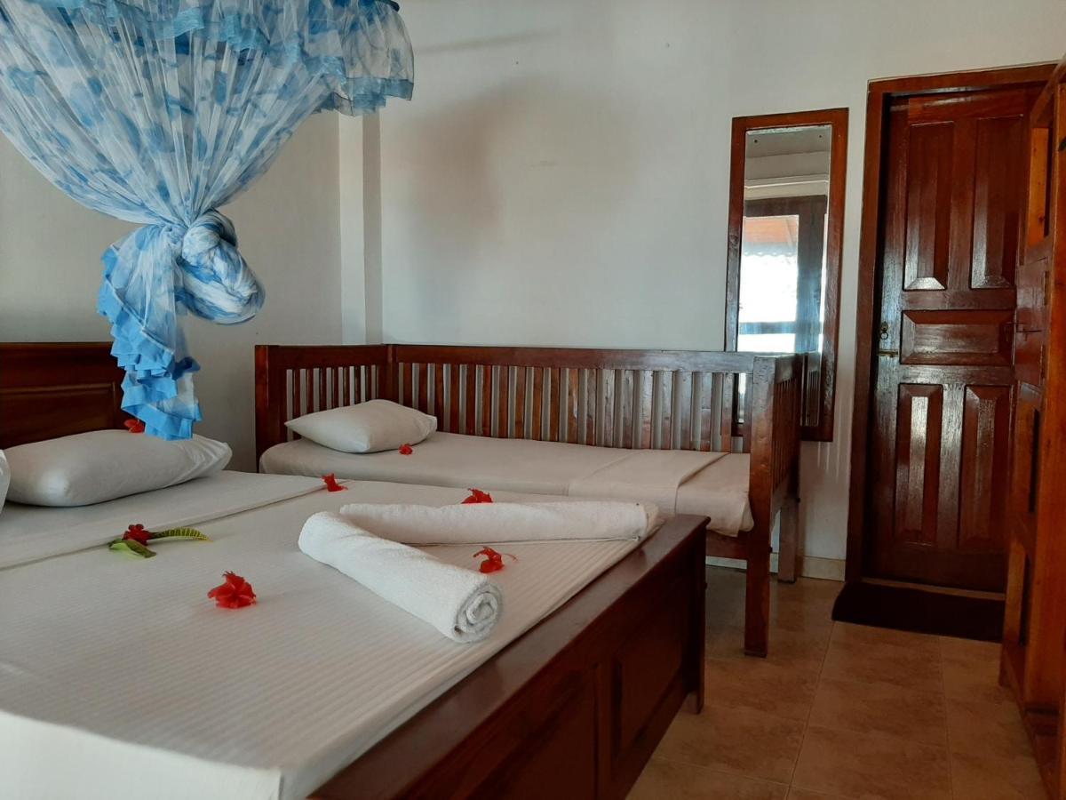 Lobster Beach Hotel Tangalle Buitenkant foto