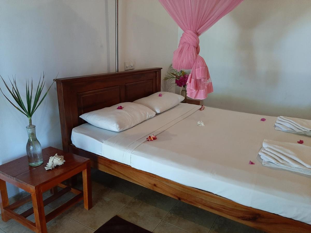 Lobster Beach Hotel Tangalle Buitenkant foto