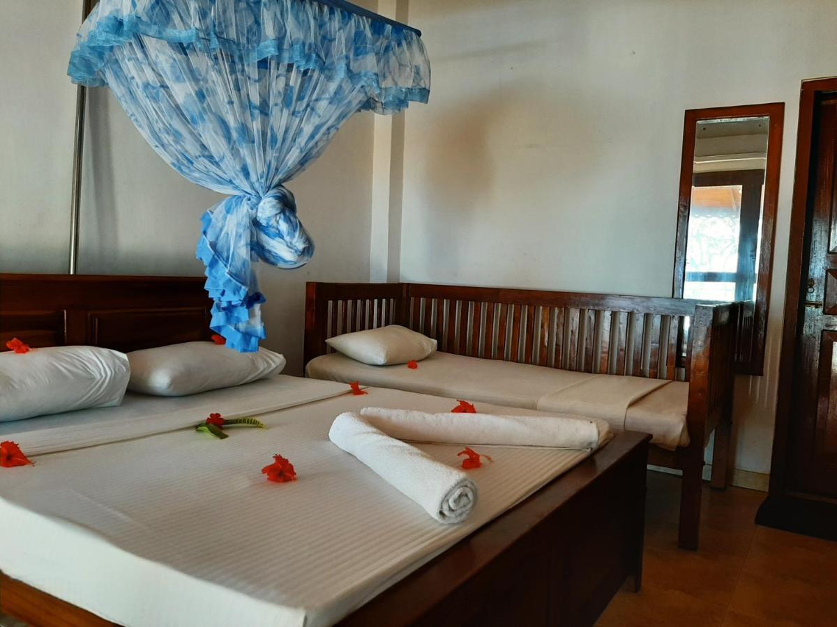 Lobster Beach Hotel Tangalle Buitenkant foto