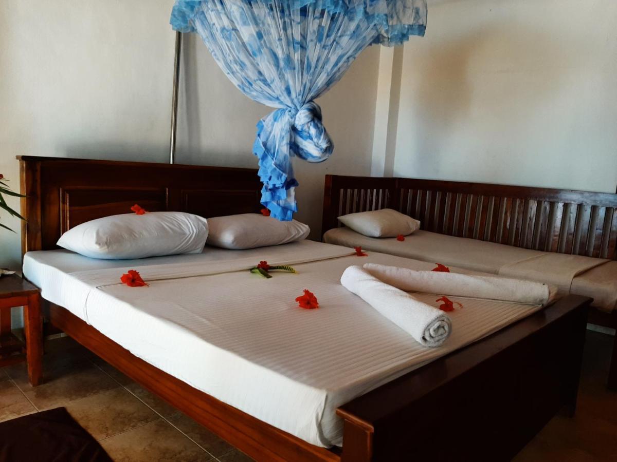 Lobster Beach Hotel Tangalle Buitenkant foto