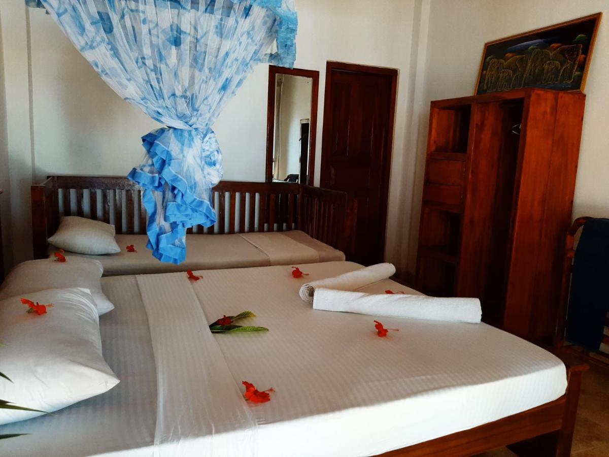 Lobster Beach Hotel Tangalle Buitenkant foto