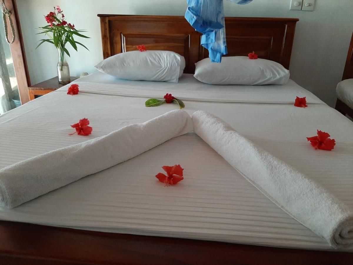 Lobster Beach Hotel Tangalle Buitenkant foto