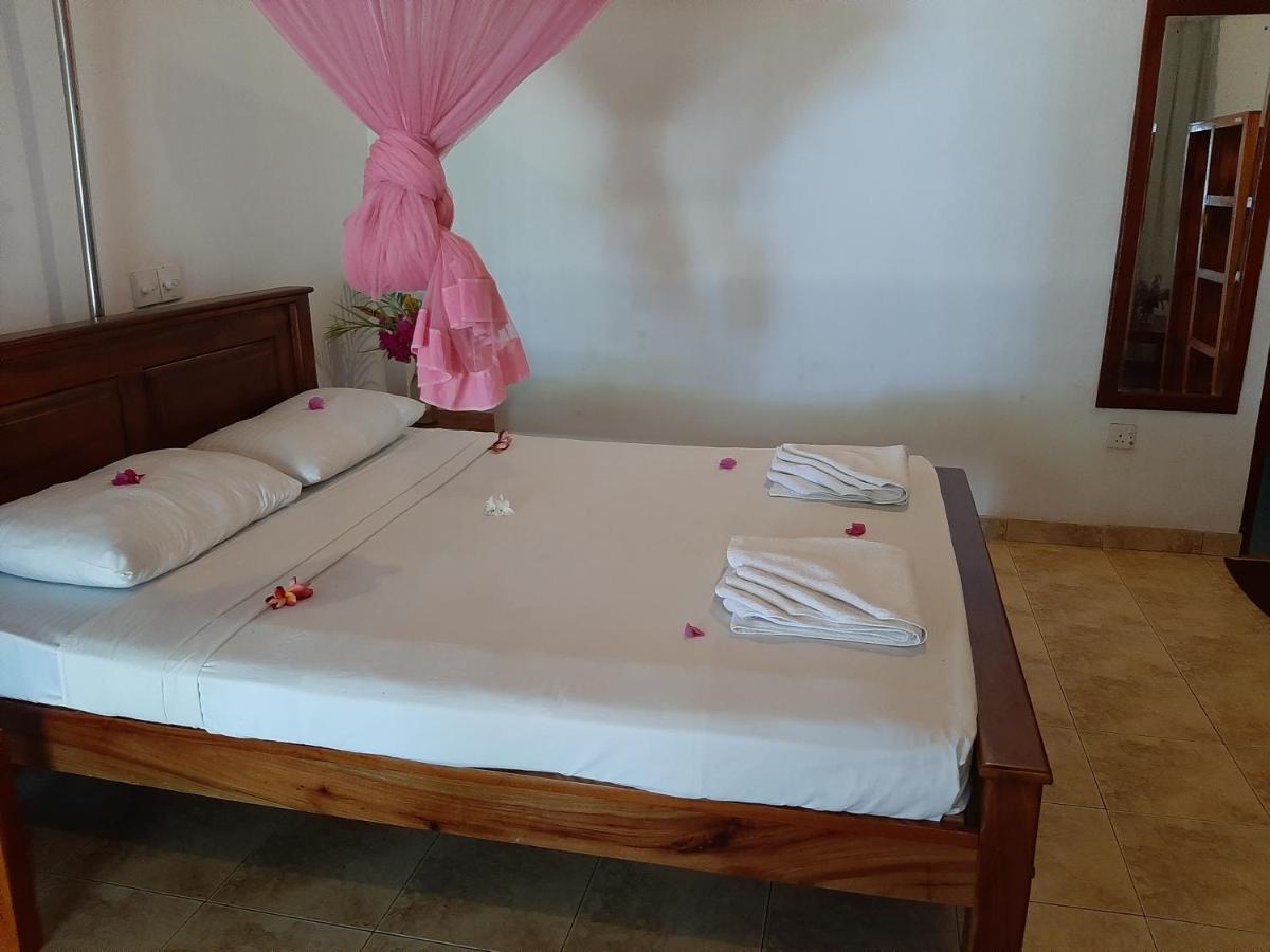 Lobster Beach Hotel Tangalle Buitenkant foto