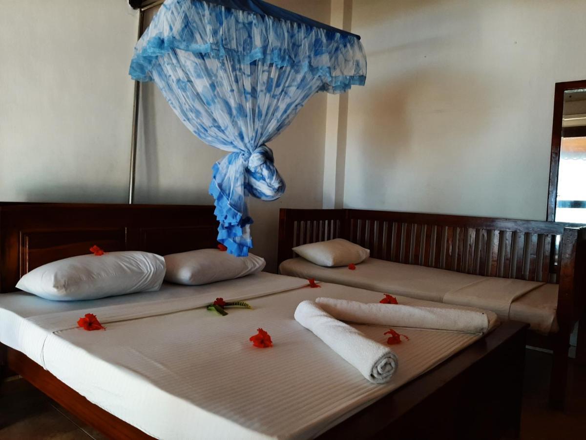 Lobster Beach Hotel Tangalle Buitenkant foto
