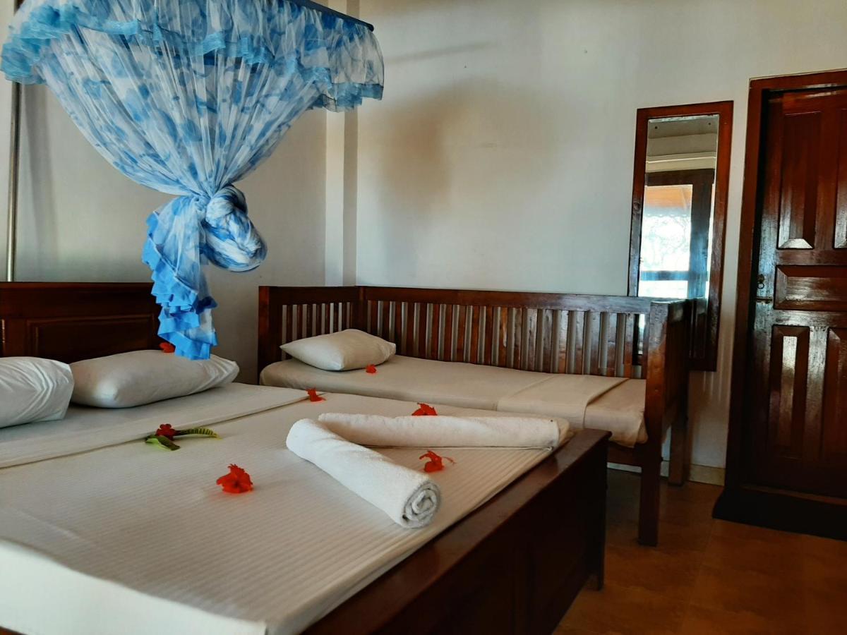 Lobster Beach Hotel Tangalle Buitenkant foto