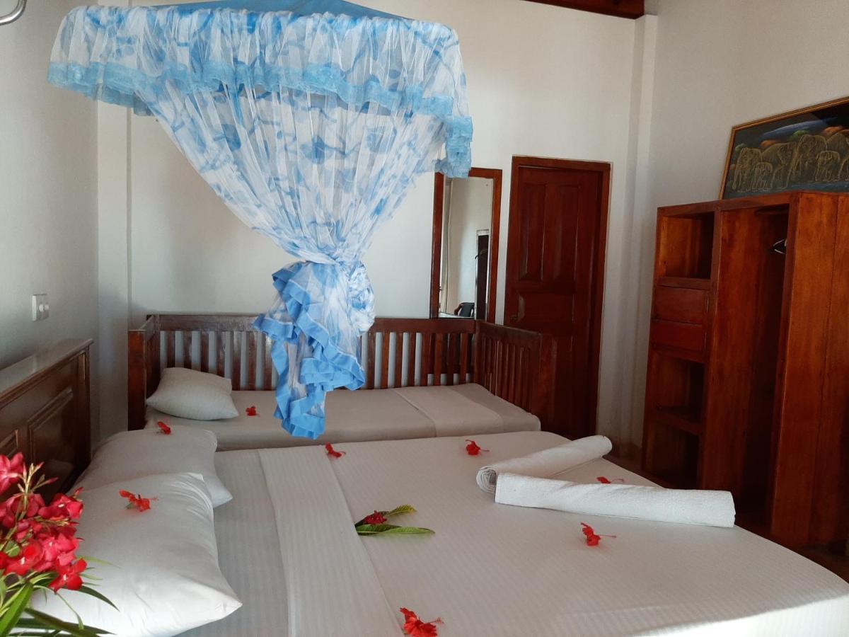 Lobster Beach Hotel Tangalle Buitenkant foto