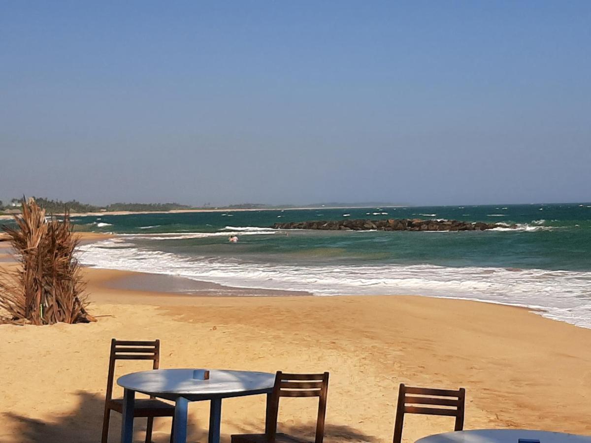 Lobster Beach Hotel Tangalle Buitenkant foto