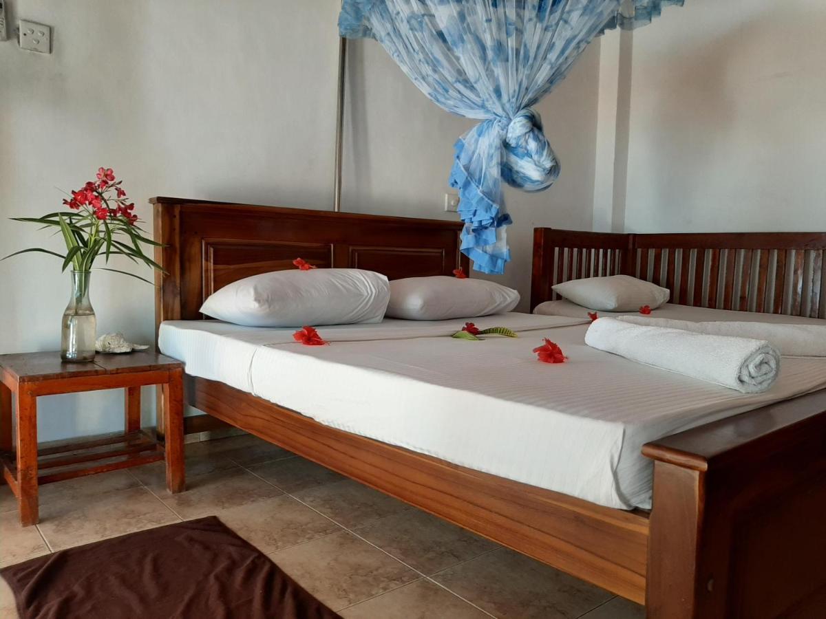 Lobster Beach Hotel Tangalle Buitenkant foto