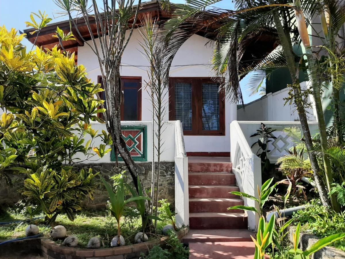 Lobster Beach Hotel Tangalle Buitenkant foto